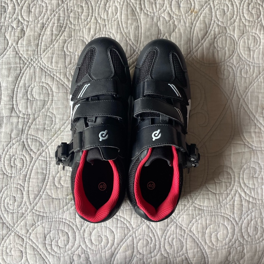 Like new Peloton bike shoes. Size 40 - Men’s 7, Women’s 9.